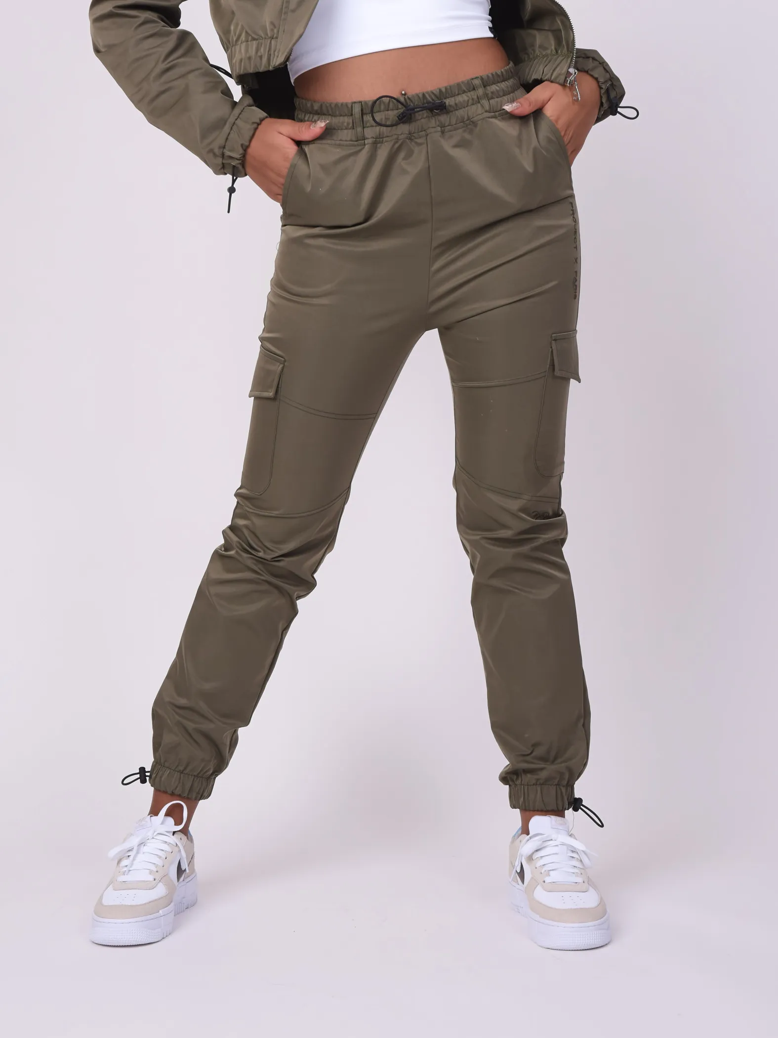 Pantalón con bolsillos de parche