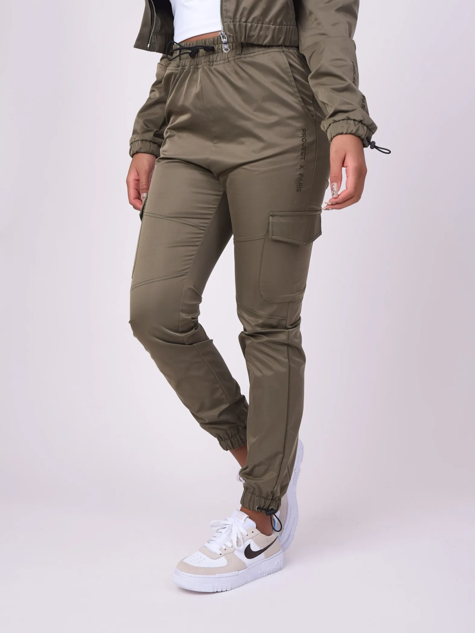 Pantalón con bolsillos de parche