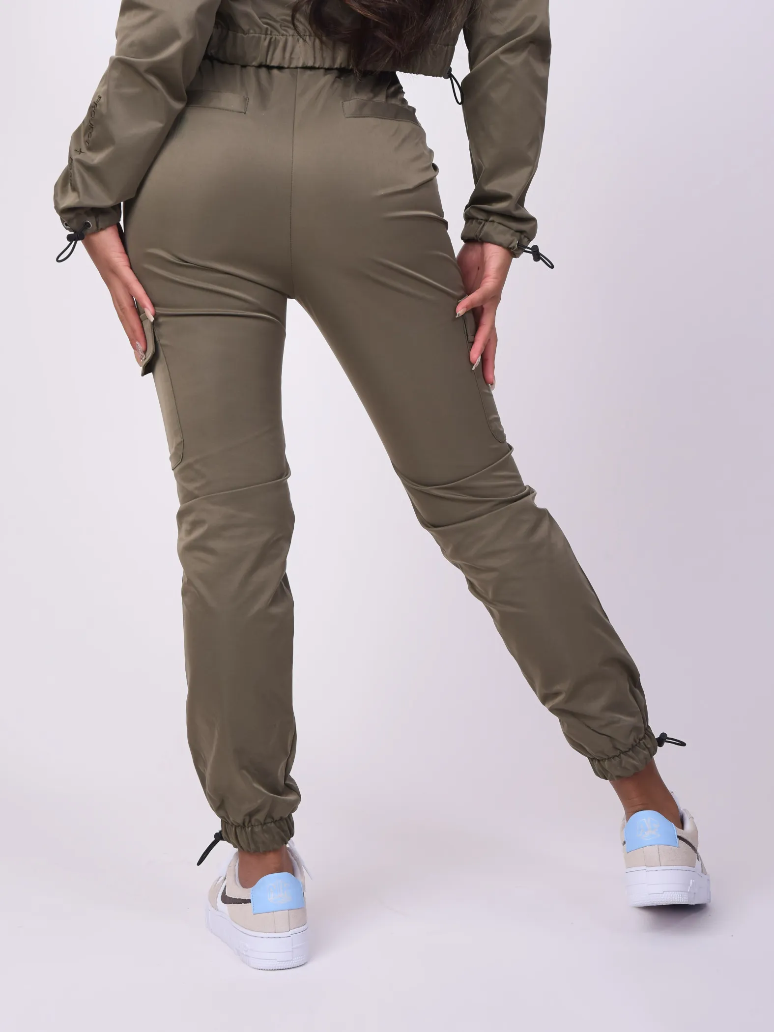 Pantalón con bolsillos de parche