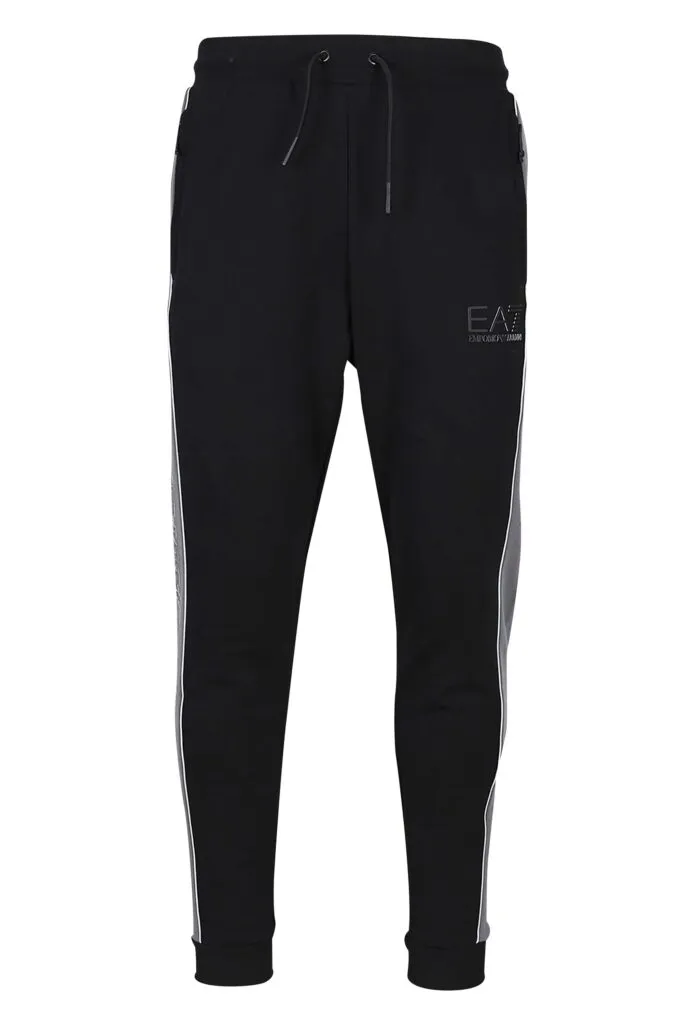 Pantalón de chándal negro con lineas grises laterales y minilogo 