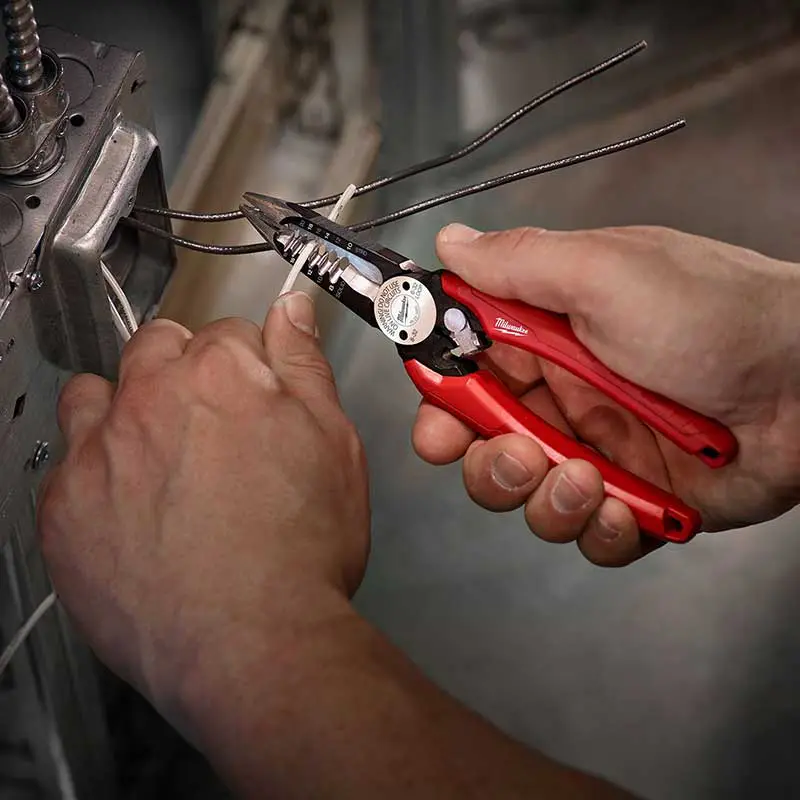 PINZA PARA ELECTRICISTA PELACABLE 6 EN 1 MILWAUKEE 4822307