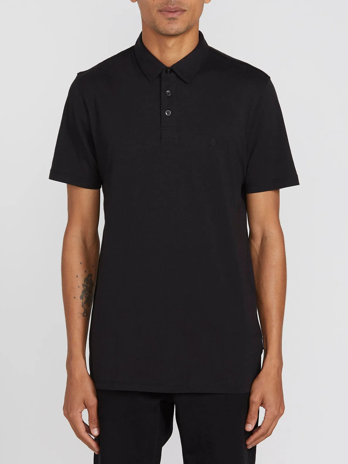 Polo Hombre VOLCOM básico liso manga corta WOWZER – BLACK Ref. A0132102_BLK negro