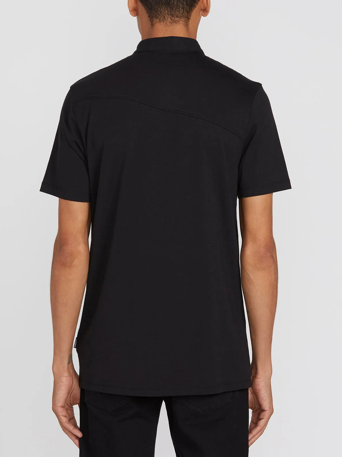 Polo Hombre VOLCOM básico liso manga corta WOWZER – BLACK Ref. A0132102_BLK negro