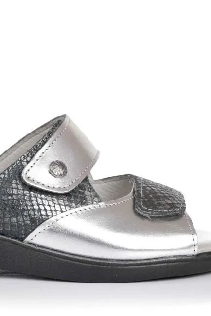 Sandalia plateada print serpiente