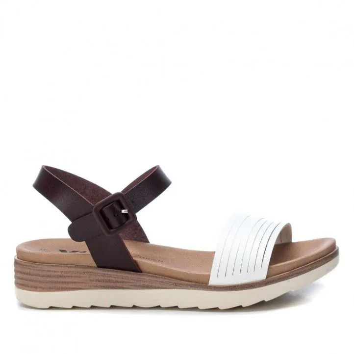 Sandalias cuña Xti blancas y marrones con hebilla