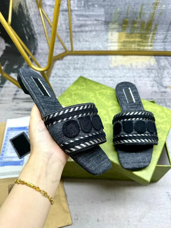 Sandalias planas de diseñador Sandalias de mezclilla de mezclilla de verano Mujeres de lujo para al aire libre Mujeres