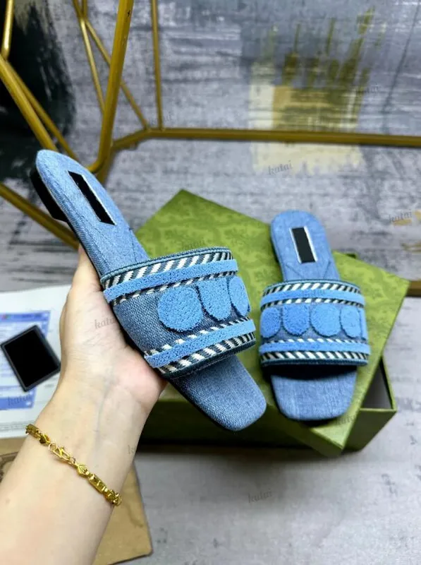 Sandalias planas de diseñador Sandalias de mezclilla de mezclilla de verano Mujeres de lujo para al aire libre Mujeres