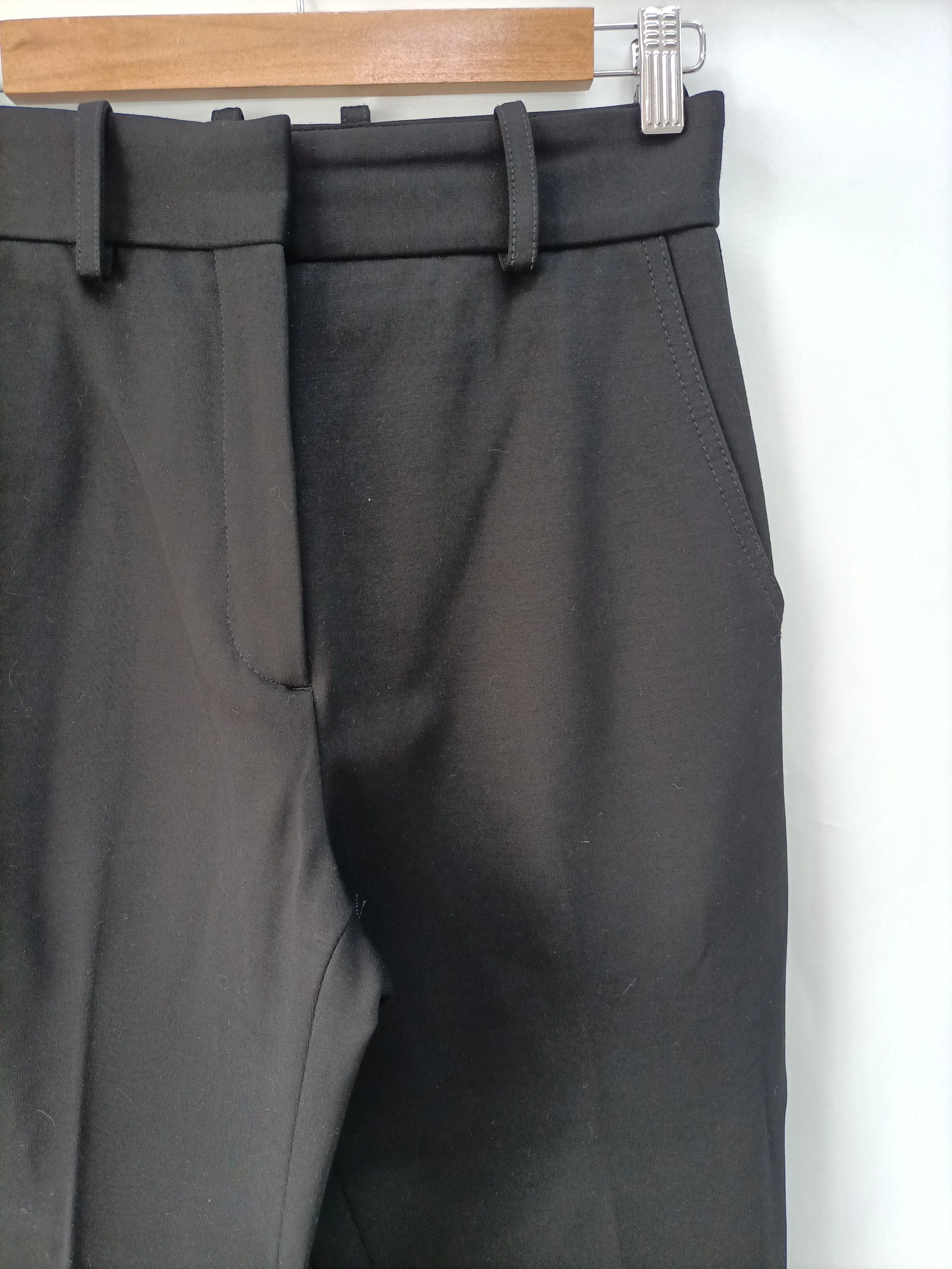 SANDRO. Pantalón negro elástico T.34
