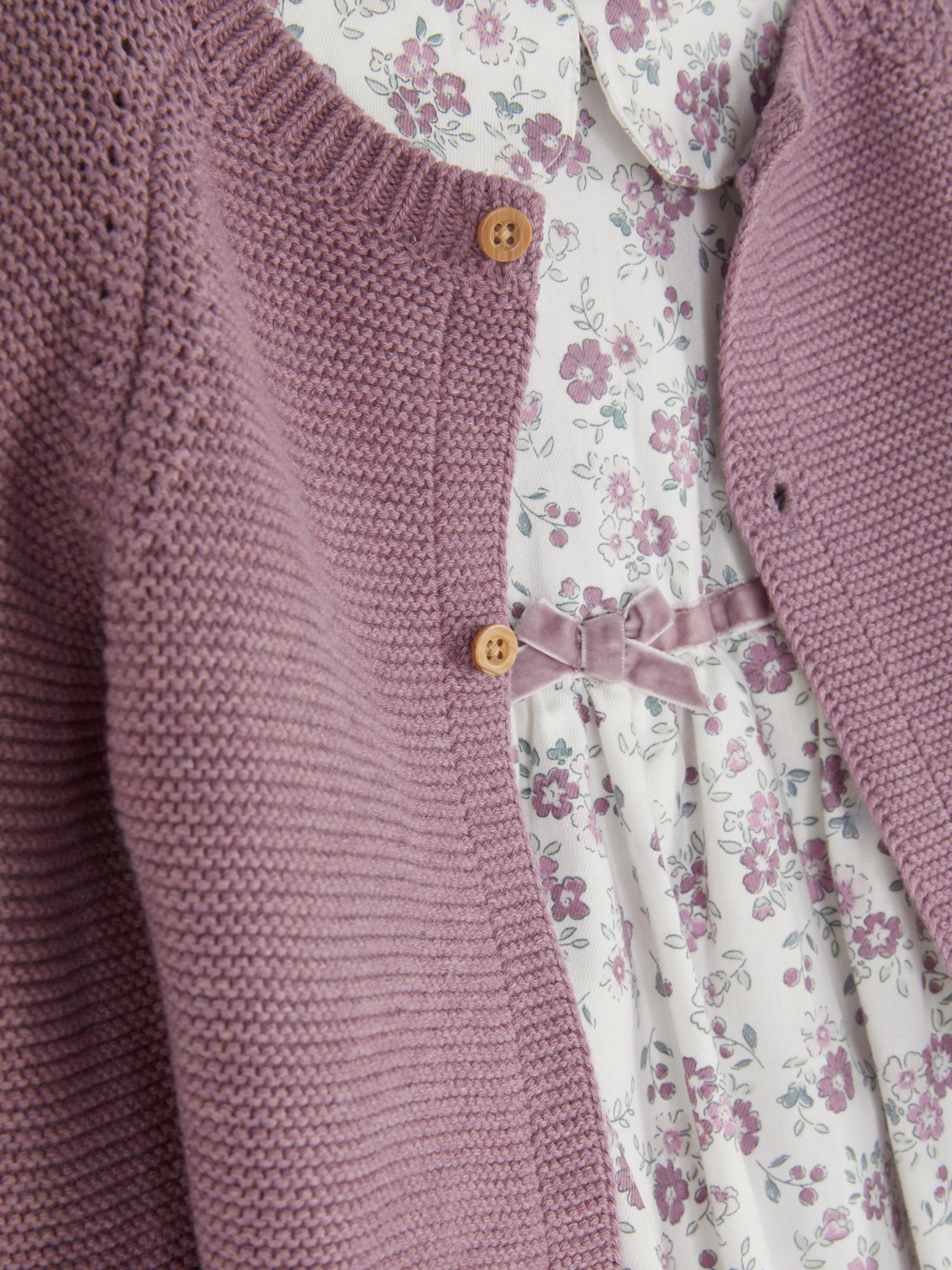 Set con vestido floral y cárdigan