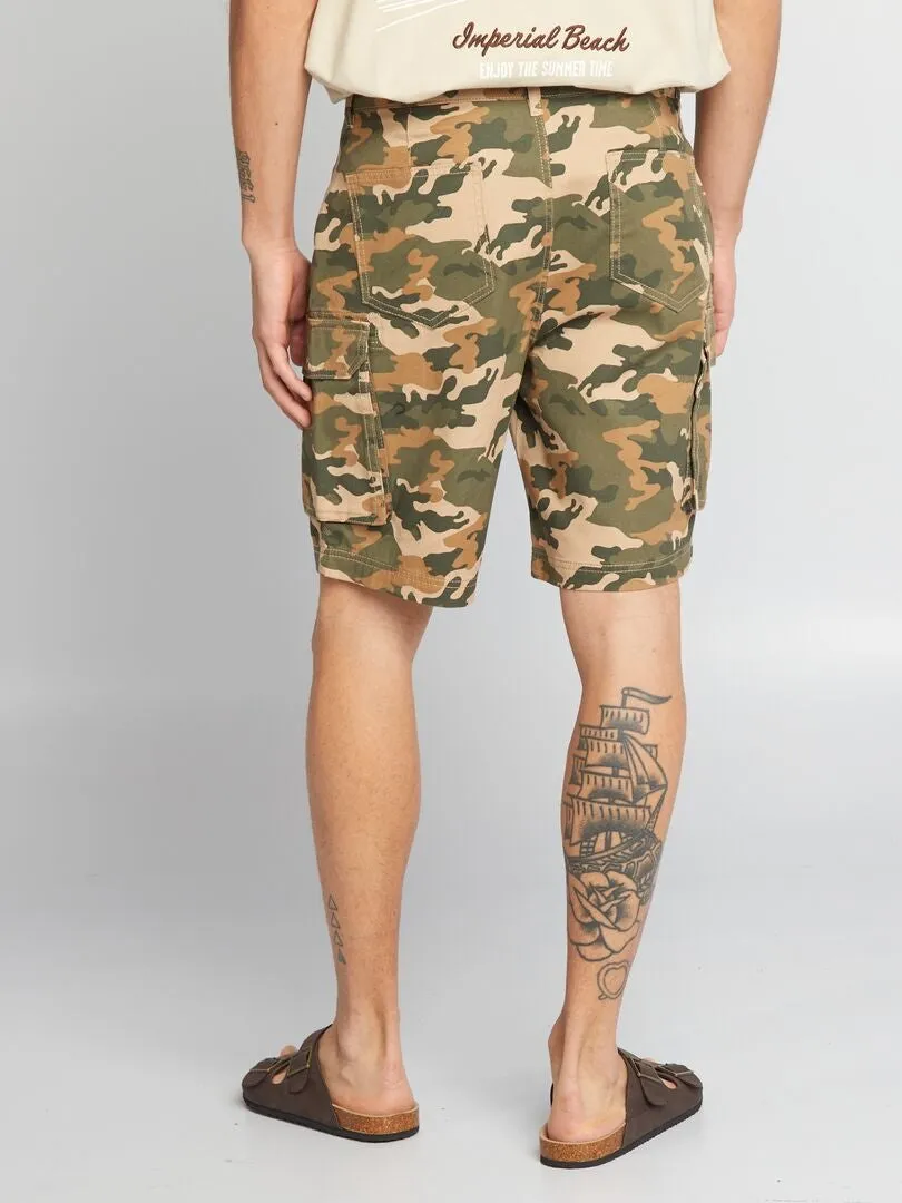 SHORT CHINO CON BOLSILLOS EN LOS LATERALES  KAKI