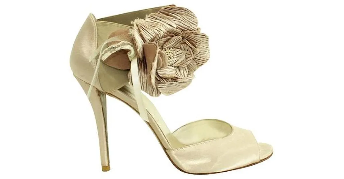 STUART WEITZMAN Tacones dorados con flor 