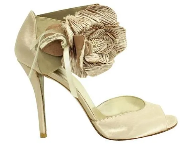 STUART WEITZMAN Tacones dorados con flor 