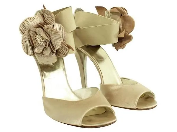 STUART WEITZMAN Tacones dorados con flor 