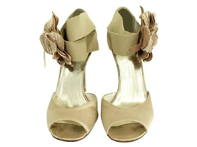 STUART WEITZMAN Tacones dorados con flor 