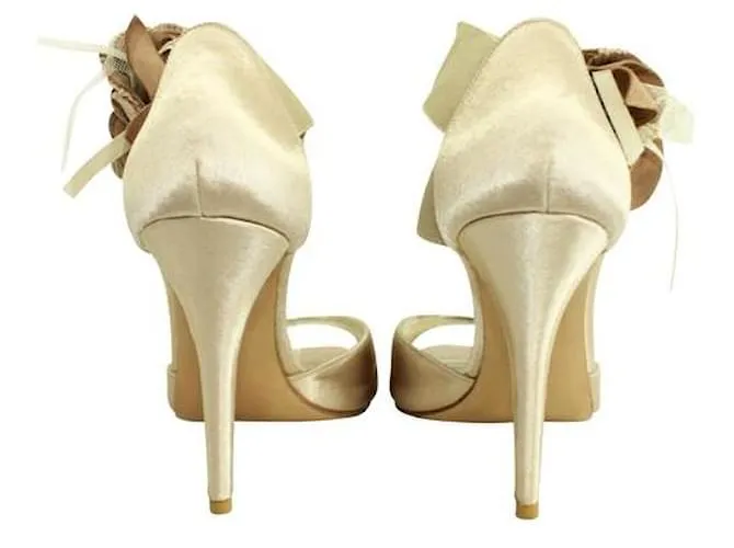 STUART WEITZMAN Tacones dorados con flor 