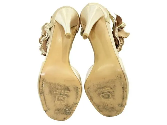 STUART WEITZMAN Tacones dorados con flor 