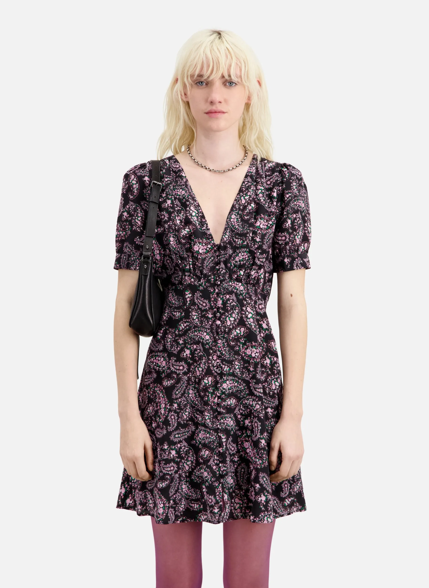 Vestido corto de seda estampado con cuello de pico en negro