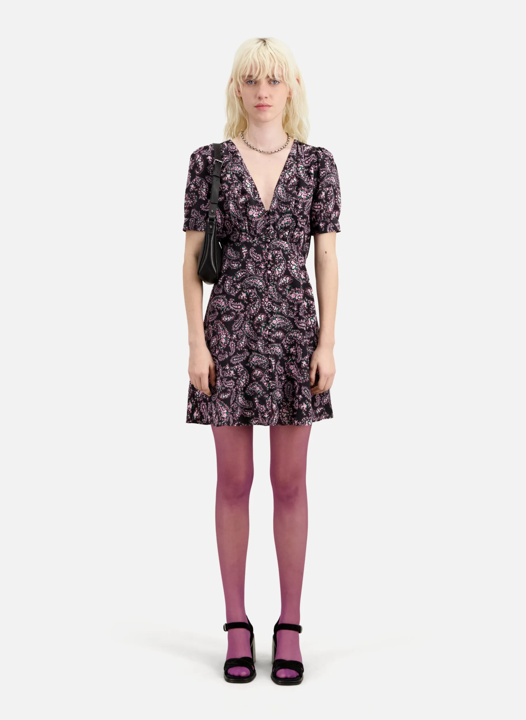 Vestido corto de seda estampado con cuello de pico en negro